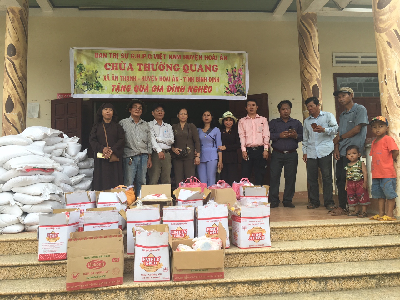 Chùa Thường Quang tặng 200 phần quà cho đồng bào dân tộc thiểu số nhân dịp Lễ Phật Đản