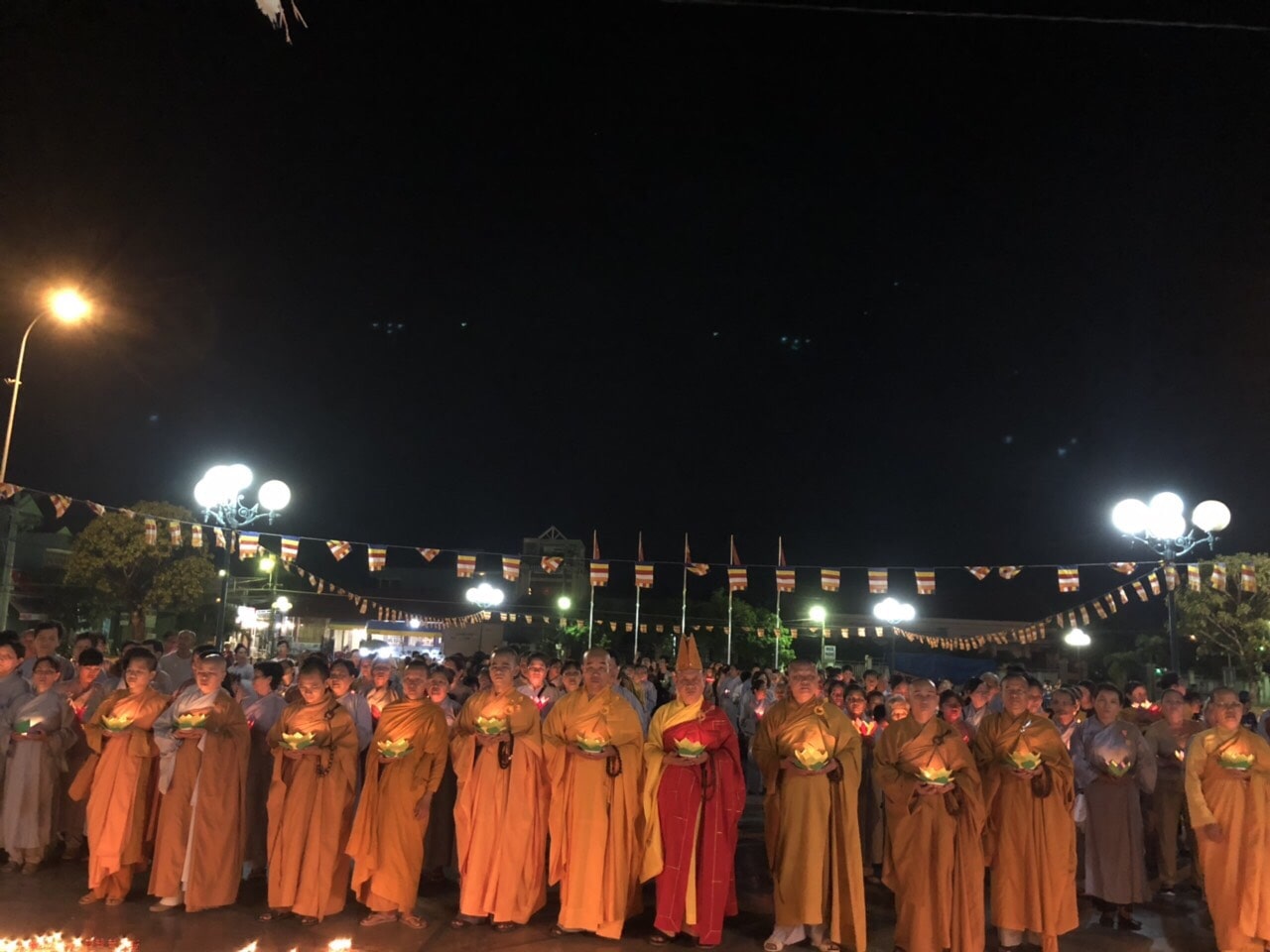 Phù Mỹ: Lễ nhiễu hoa đăng kính mừng Phật đản-Vesak PL. 2563