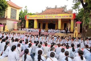 Phật tử phát nguyện tu thập thiện và thọ Bồ tát giới tại gia