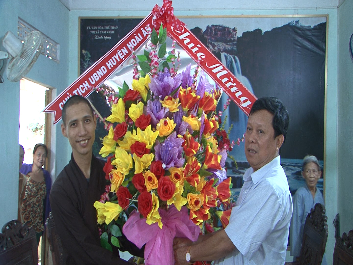 Lãnh đạo huyện Hoài Ân thăm chức sắc Phật giáo nhân Lễ Phật Đản