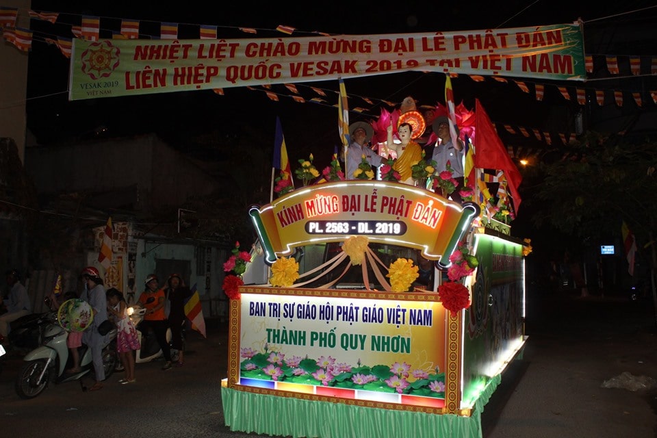 Phật tử Quy Nhơn rước kiệu Phật, diễu hành xe đạp, xe hoa Phật đản