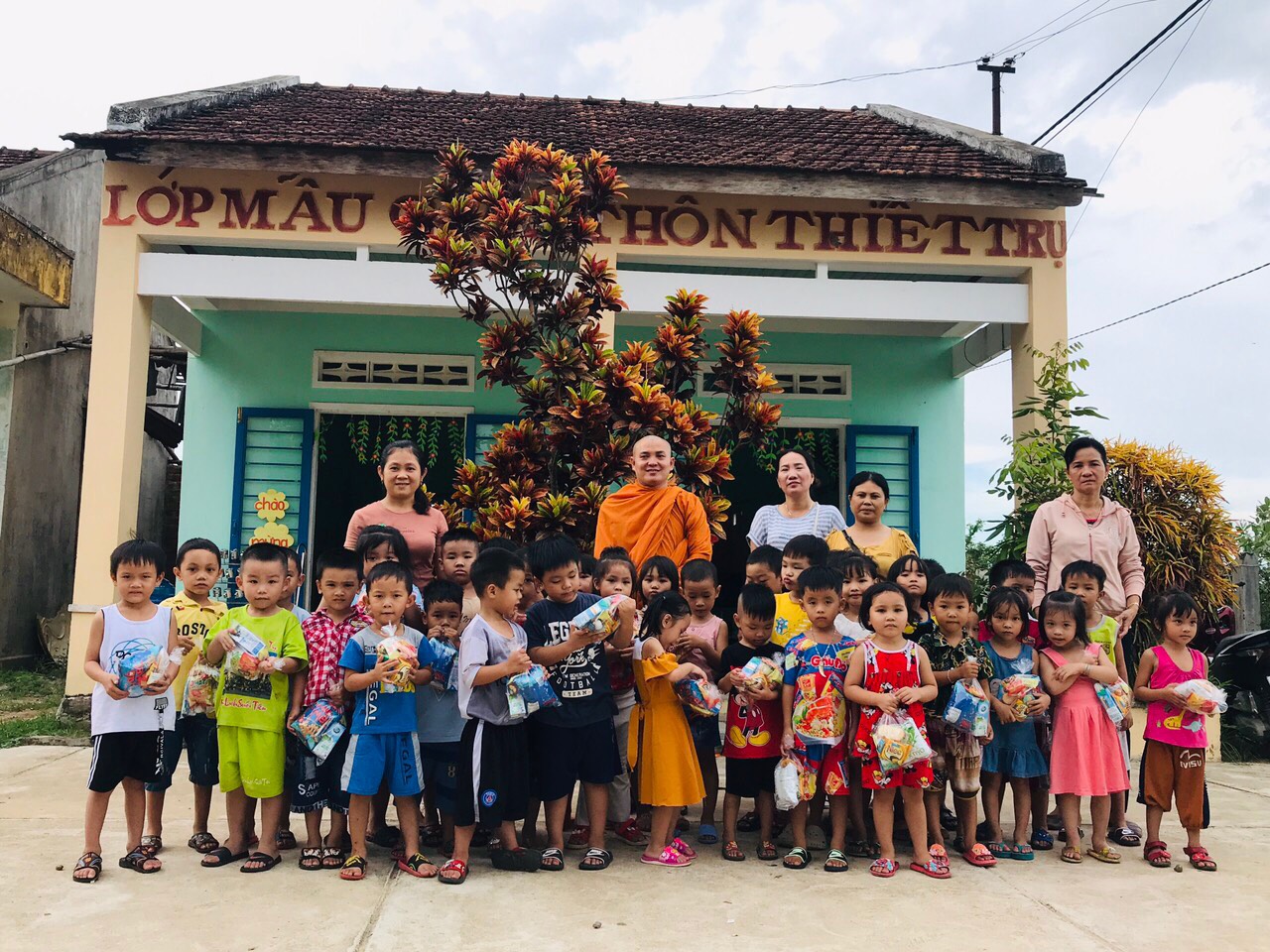 TX An Nhơn: Chùm ảnh tịnh xá Ngọc Duyên trao hơn 1000 phần quà Trung Thu cho mầm non xã Đập Đá và Nhơn Hậu