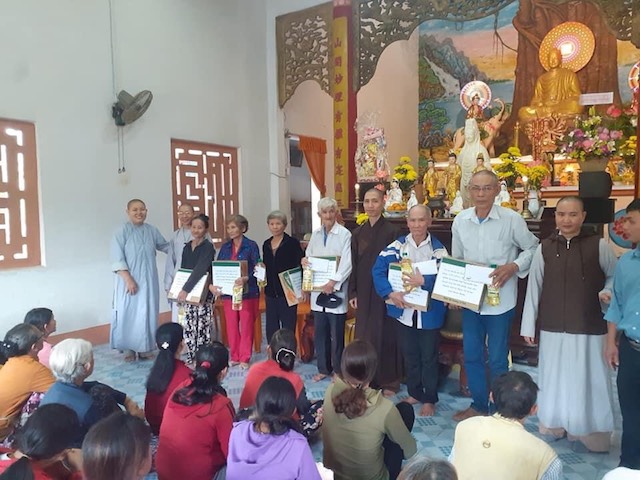 Chùa Quan Âm Thị xã An Nhơn trao quà cho bà con khó khăn