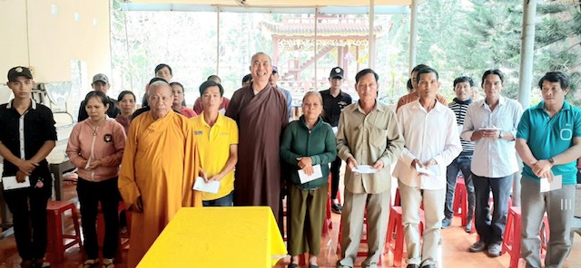 Ban Từ thiện Phật giáo tỉnh thăm và tặng quà 26 gia đình ngư dân bị nạn trên biển.