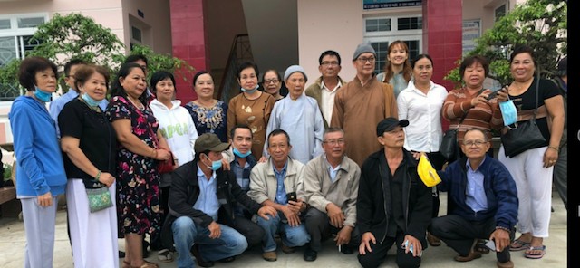 Đoàn Phật tử chùa Liên Bửu, tỉnh Trà Vinh cứu trợ tại Bình Định.
