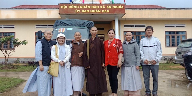 Chùa Quan Âm phát quà cho bà con khó khăn