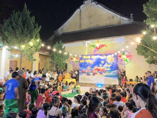Hoài Nhơn: chùa Lạc Sơn tổ chức phát quà Trung Thu