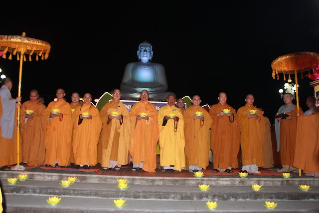 Nhiệm màu đêm hội hoa đăng mừng Đức Phật thành Đạo tại Tu viện Nguyên Thiều