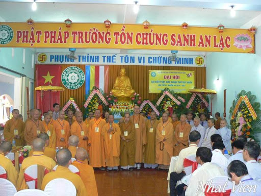 Quy Nhơn: Chư tôn đức Tăng Ni, Phật tử chia sẻ thông tin trước thềm Đại hội Đại biểu Phật giáo thành phố.