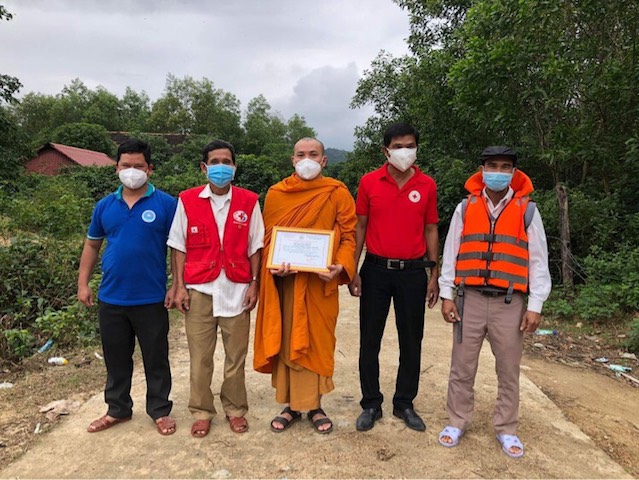 An Nhơn: 100 suất quà trao cho bà con khó khăn vì dịch Covid-19 tại làng Canh Tiến.