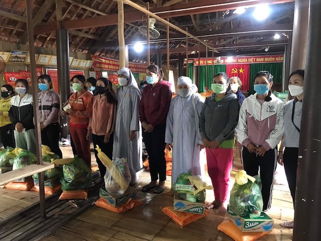 Quy Nhơn: Ban Từ thiện Phật giáo Quy Nhơn phát quà tại huyện Vĩnh Thạnh
