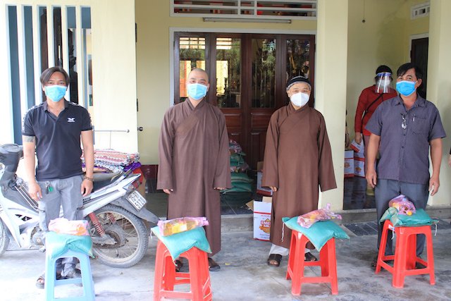 Quy Nhơn: các chùa tặng quà hỗ trợ bà con bị ảnh hưởng lũ lụt