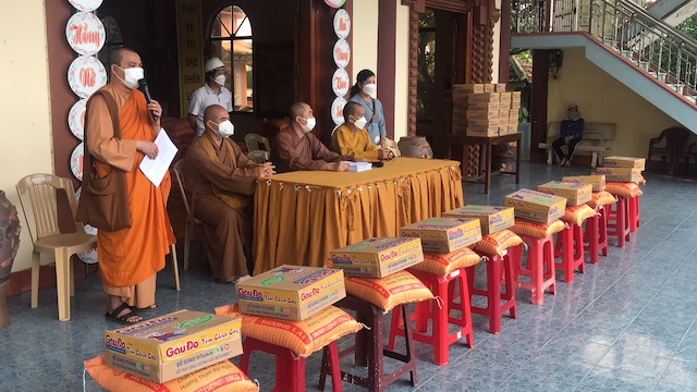 Ban TTXH Phật giáo tỉnh Bình Định phát quà cho bà con khó khăn mùa mưa lũ