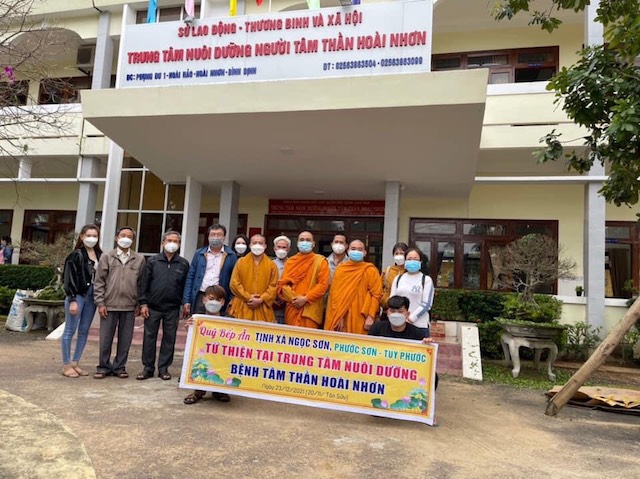 Tuy Phước: Tịnh xá Ngọc Sơn phát quà cho bệnh nhân tại Trung tâm nuôi dưỡng người tâm thần Hoài Nhơn.