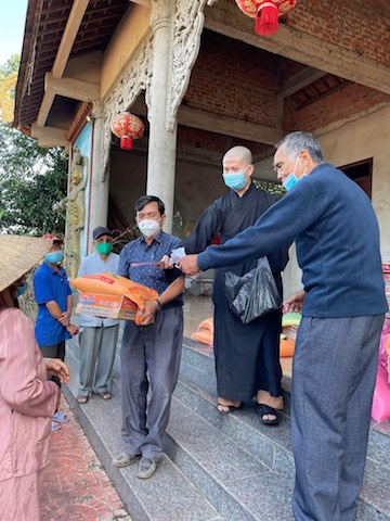 An Nhơn: Chùa Huệ Khánh phát quà cho bà con khó khăn nhân ngày Lễ Vía Đức Phật A Di Đà.