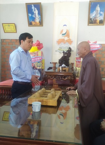 An Nhơn: Lãnh đạo các Ban, Ngành thị xã An Nhơn đến chúc mừng Đại lễ Phật đản Phật lịch 2565.