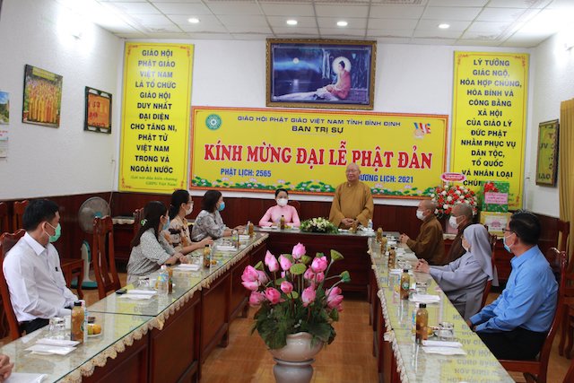 UBMTTQVN tỉnh Bình Định thăm, chúc mừng nhân Đại lễ Phật đản PL. 2565