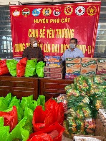 Ban Trị sự huyện Phù Cát tặng quà cho các hoàn cảnh khó khăn vì dịch Covid-19