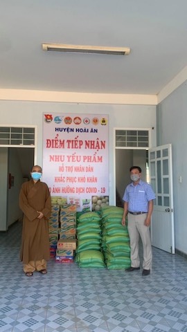 Hoài Ân: Ban Trị sự GHPGVN huyện Hoài Ân hỗ trợ bà con khó khăn vì dịch Covid 19.