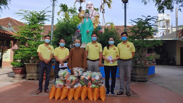 Quy Nhơn: Tổ đình Minh Tịnh hỗ trợ các gia đình khó khăn bị ảnh hưởng bởi dịch Covid-19