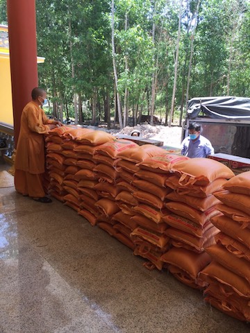 Quy Nhơn: Tịnh xá Ngọc Định phát 300 suất quà cho bà con khó khăn trong mùa Vu lan.
