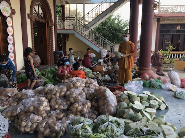 An Nhơn: Tịnh xá Ngọc Duyên trao 500 phần Rau, Củ, Quả cho bà con khó khăn vì dịch Covid-19.