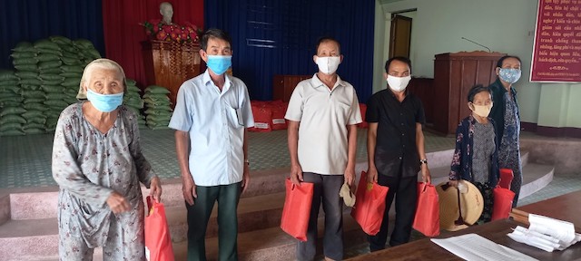 Tây Sơn: chùa Phổ Quang trao 105 phần qua cho các hộ khó khăn trong mùa Covid