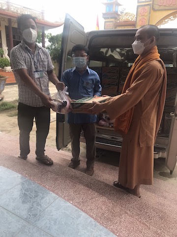 An Nhơn: Tịnh xá Ngọc Duyên tiếp tục hỗ trợ 100 suất quà cho bà con khó khăn vì dịch.