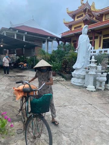 Phù Mỹ: Chùa Long Hoa phát quà cho bà con khó khăn vì dịch Covid 19.