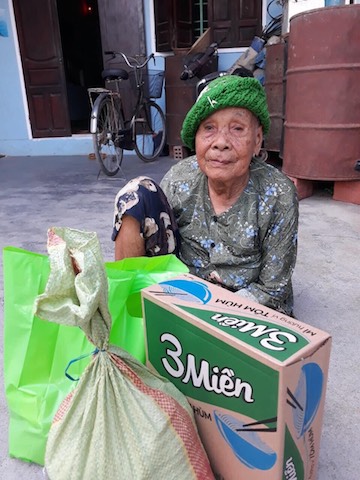 Quy Nhơn: Chùa Hưng Phước chia sẻ yêu thương đến với bà con khó khăn trong mùa dịch Covid 19.