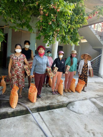 Bình Định: Chùa Phước Lộc chia sẻ 100 suất quà cho bà con khó khăn vì dịch Covid 19.