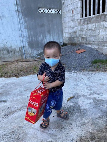 An Nhơn: Chùa Thiên Quang phát quà cho bà con khó khăn và các cháu thiếu nhi nhân dịp Tết Trung thu.