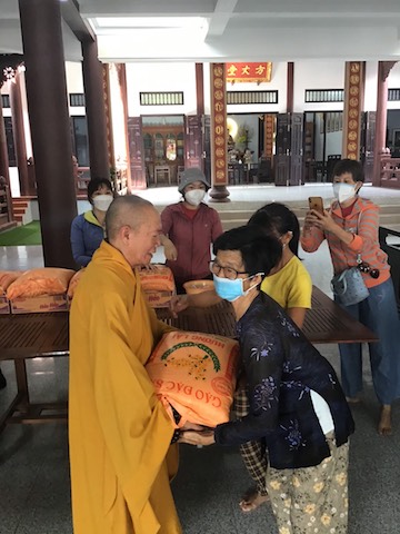 Quy Nhơn: Chùa Phước Hưng tặng qùa bà con bị thiệt hại đợt áp thấp nhiệt đới