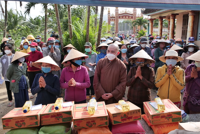 An Nhơn: Chùa Thiên An trao tặng hơn 1600 xuất quà đến bà con nghèo