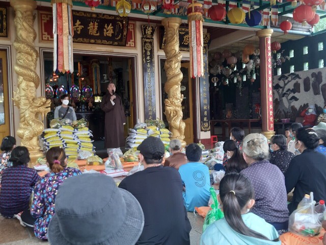 Quy Nhơn: chùa Hải Long, Ni Liên phát quà Tết Nhâm Dần
