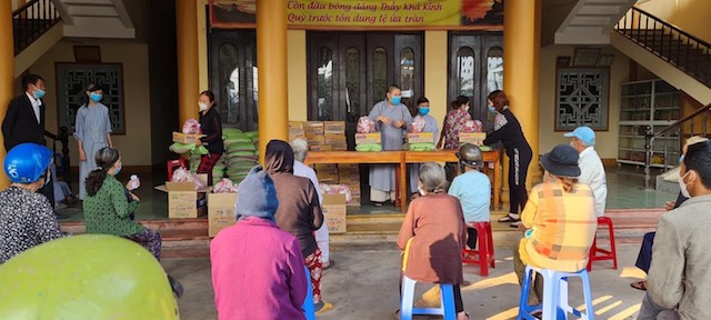 An Nhơn: Chùa Quan Âm chia sẻ Xuân yêu thương đến với bà con khó khăn.