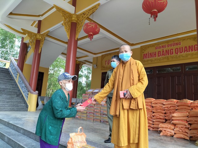Quy Nhơn: Tịnh xá Ngọc Định san sẻ yêu thương - mừng xuân đón tết.