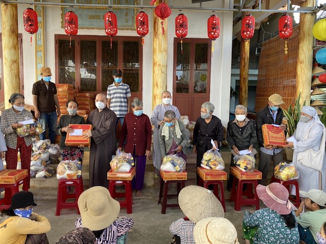 Quy Nhơn: Ban Từ thiện Phật giáo Quy Nhơn phát quà Tết Nhâm Dần