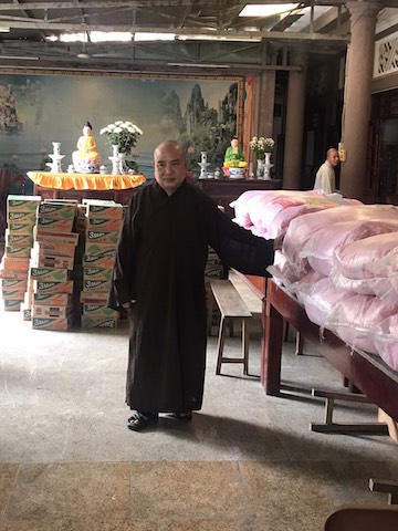 Quy Nhơn: chùa Hiển Nam tặng quà Tết Nhâm Dần
