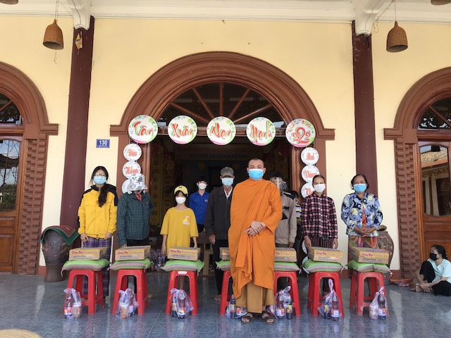 An Nhơn: Tịnh xá Ngọc Duyên phát “Gạo Đỏ Lửa” xuân Nhâm Dần.
