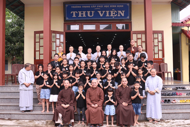 Ban Thư viện Trường TCPH Bình Định tổ chức chương trình “Gieo mầm yêu thương”
