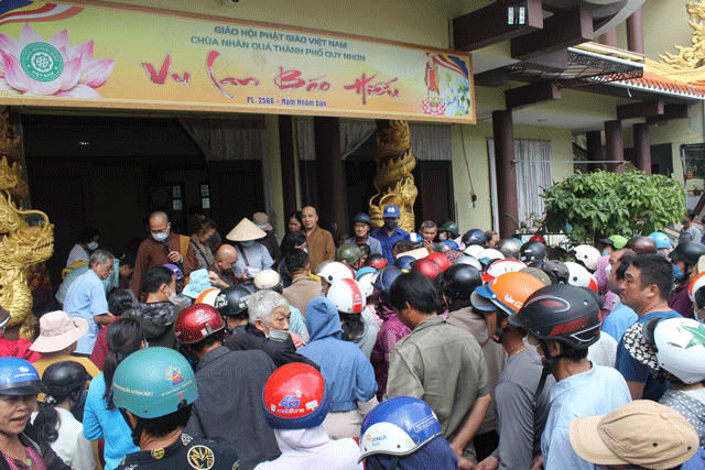 Đoàn từ thiện trong và ngoài nước phát quà cho bà con phường Ghềnh Ráng