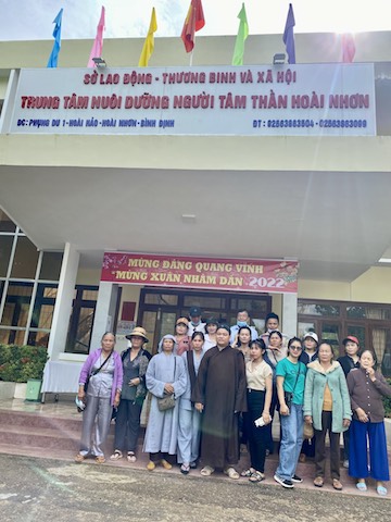 Phù Mỹ: Chùa Phổ Lợi và chùa Thanh Quang phát quà xuân Nhâm Dần