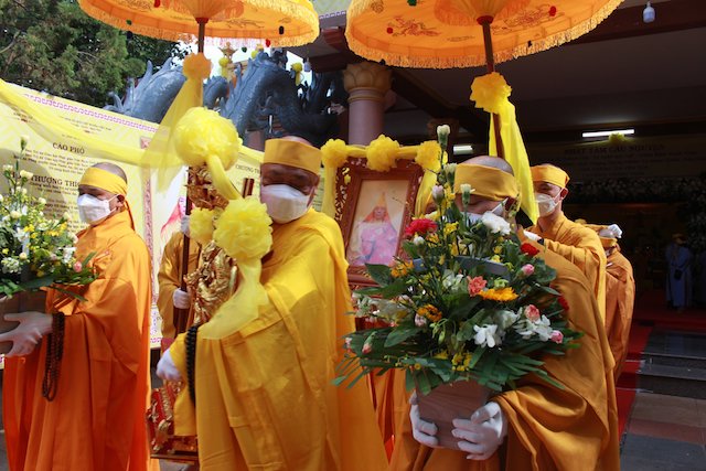 Thỉnh linh mô HT. Thích Ngộ Khải yết Phật triều Tổ và thắp nến tri ân Tôn sư