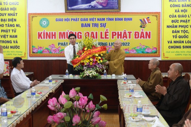 Lãnh đạo tỉnh Bình Định chúc mừng Đại lễ Phật đản PL. 2566