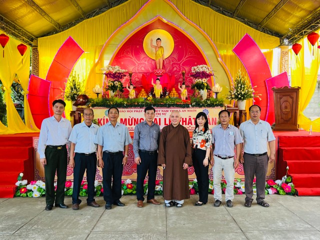 An Nhơn: Lãnh đạo Thị xã An Nhơn thăm và chúc mừng Đại lễ Phật đản Phật lịch 2566