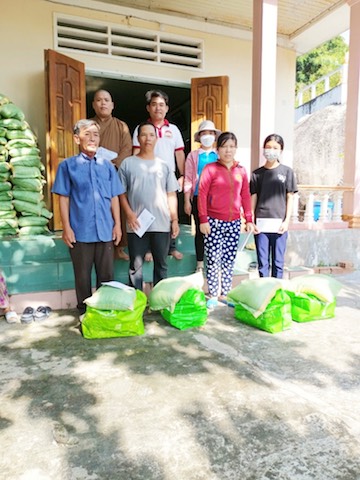 Quy Nhơn: chùa Thanh Phước Nhơn Châu phát quà Phật đản