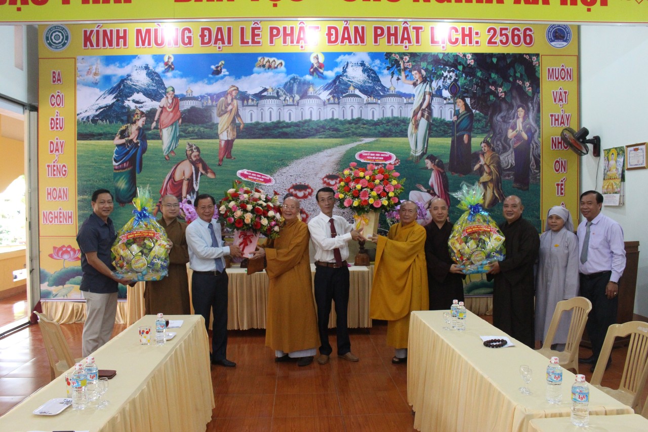 Quy Nhơn: Lãnh đạo thành phố chúc mừng Phật đản Phật lịch 2566