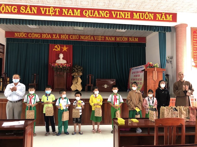 Tuy Phước: chùa Bình Quang phát quà Phật đản
