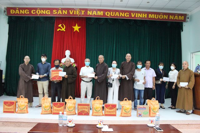 Quy Nhơn: Phật giáo tặng quà cho các gia đình chính sách thuộc diện khó khăn trong thành phố Quy Nhơn